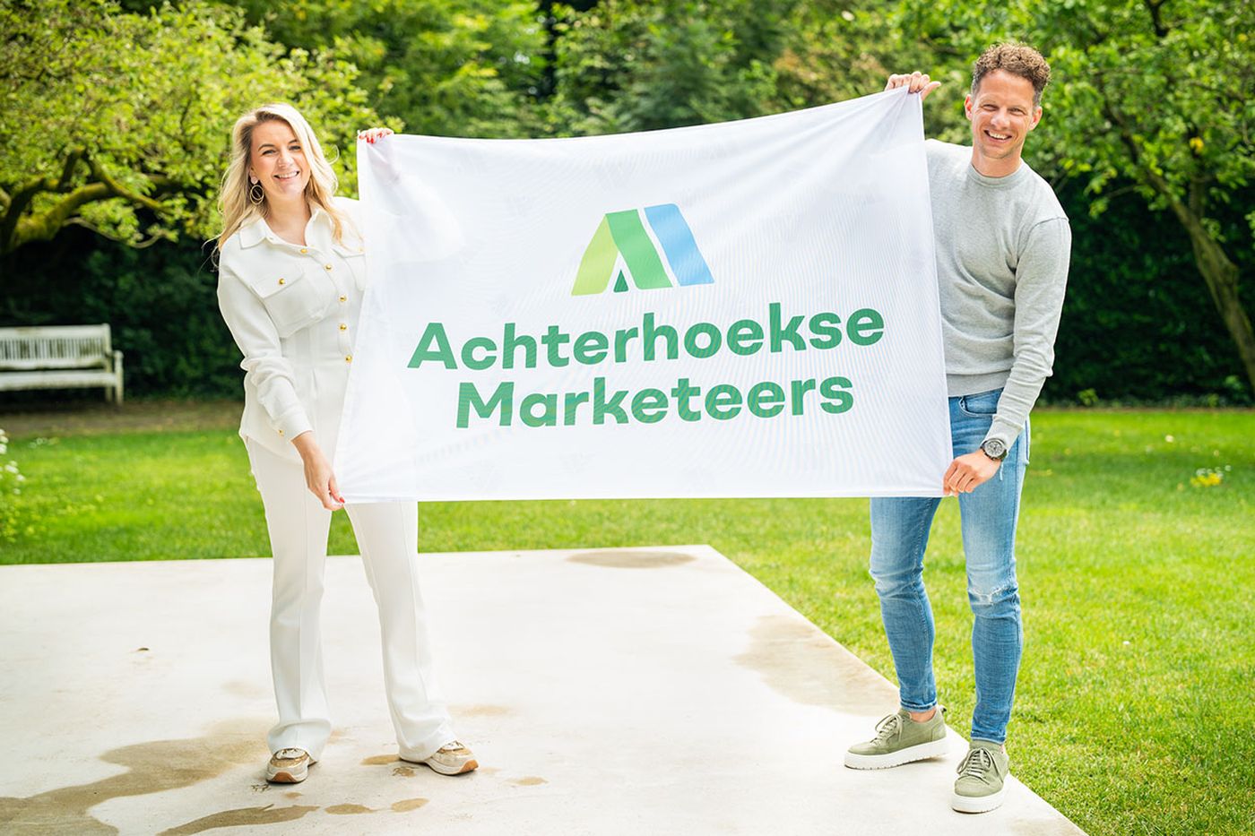 Leden van Zwolse Marketeers met de vlag